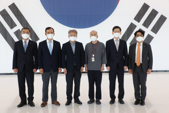 3일 경기 용인 주성엔지니어링에서 열린 '제7차 대·중소기업 상생협의회'를 마치고 권칠승 중기부 장관(왼쪽 세번째)이 황철주 상생협의회 위원장(주성엔지니어링 대표·왼쪽 네번째)등 위원들과 함께 기념촬영을 하고 있다.  중기부 제공